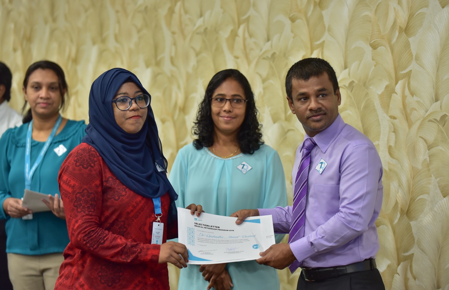 އައިޖީއެމްއެޗުގައި މެޑިކަލް އިންޓާންޝިޕް ހަދާ ދަރިވަރަކަށް، މިނިސްޓަރު ނާޒިމް (ކ) އެކަމުގެ ލިޔުން ހަވާލު ކުރައްވަނީ-- މިހާރު ފޮޓޯ: ހުސެން ވަހީދު