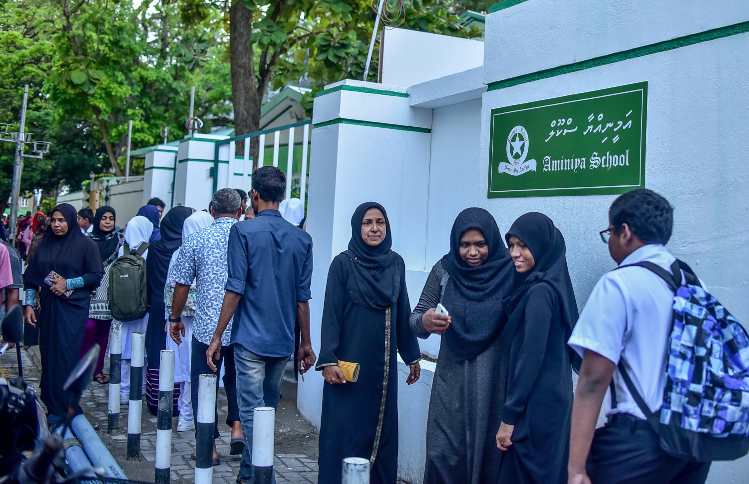 އަމީނިއްޔާ ސުކޫލުގެ ދަރިވަރުން ބެލެނިވެރިންނާއިއެކު ސުކޫލަށް ވަންނަނީ.---ފޮޓޯ: ނިޝާން އަލީ/މިހާރު