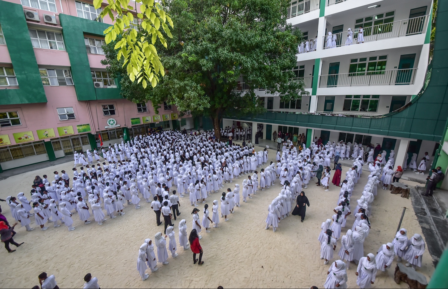 އަމީނިއްޔާ ސްކޫލުގެ ދަރިވަރުން ދިރާސީ އާ އަހަރުގެ ފުރަތަމަ އެސެމްބްލީގައި.---ފޮޓޯ: ނިޝާން އަލީ/މިހާރު