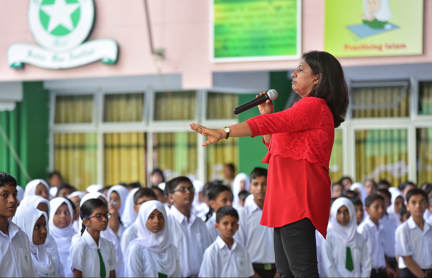 އަމީނިއްޔާ ސްކޫލުގެ ދިރާސީ އާ އަހަރުގެ ފުރަތަމަ އެސެމްބްލީގައި ސްކޫލު ޕްރިންސިޕަލް ނާޒްލީން ދަރިވަރުންނާ ވާހަކަދައްކަވަނީ.---ފޮޓޯ: ނިޝާން އަލީ/މިހާރު