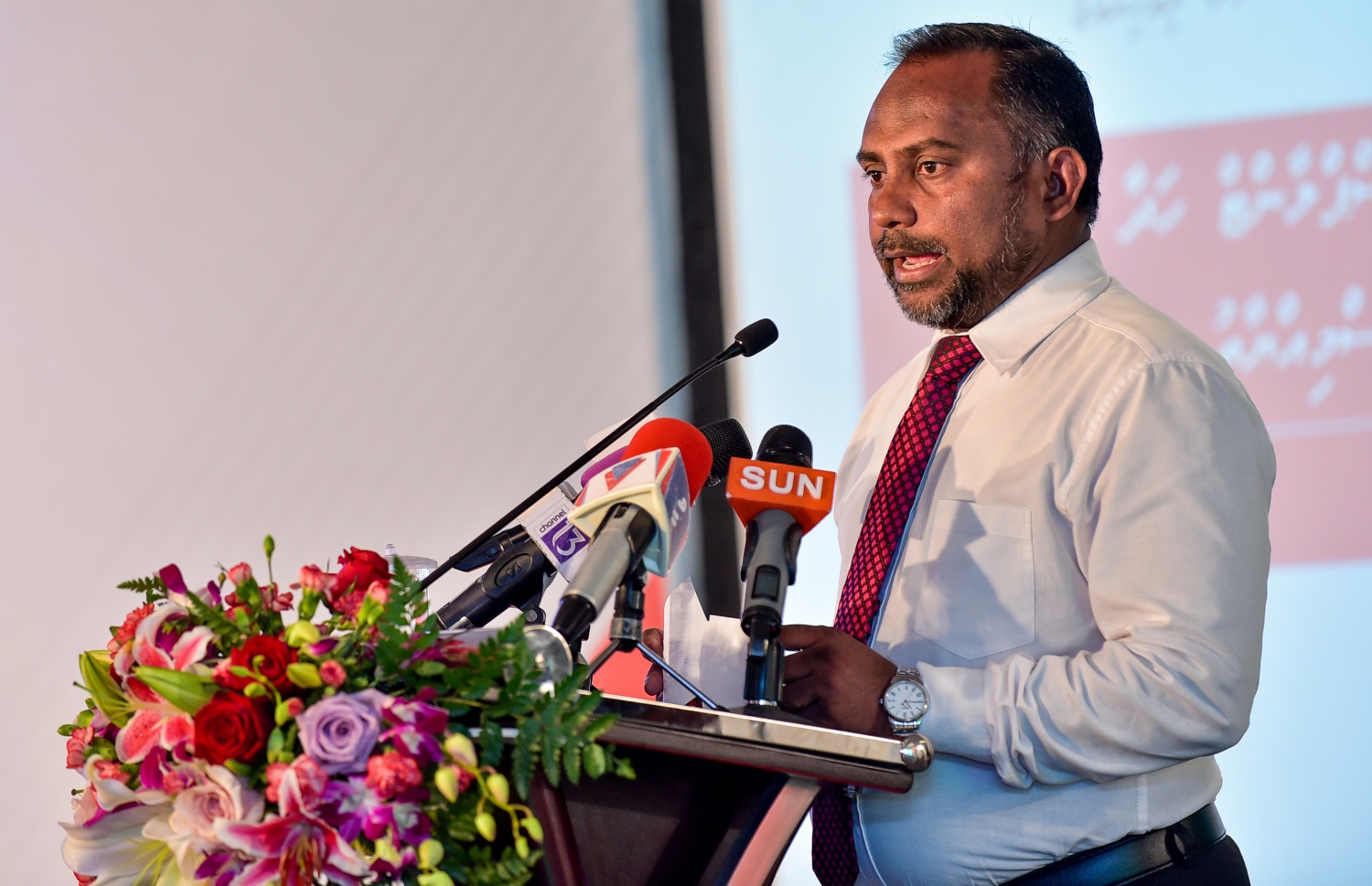 ޒަކާތު ފަންޑުން ބޯން މެރޯ ޓްރާންސްޕްލާންޓް ހަދަން ފުރުސަތު ލިބުނު ކުދިންނަށް ސެޓްފިކެޓް ހަވާލުކުރުމަށް މިއަދު ބޭއްވި ރަސްމިއްޔާތުގައި އިސްލާމިކް މިނިސްޓަރު ޑރ. ޒިޔާދު ވާހަކަދައްކަވަނީ.-- ފޮޓޯ: ނިޝާން އަލީ/ މިހާރު