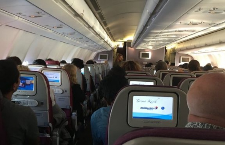 މާބޮޑަށް ތެޅެން ފެށި މެލޭޝިއާ އެއާލައިންސްގެ ބޯޓެއް އަނބުރާ ޖައްސައިފި