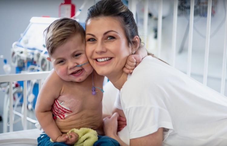 ދަރިފުޅު ސަލާމަތްކުރަން މަންމަ ދެ ގުނަވަން ހަދިޔާކޮށްފި