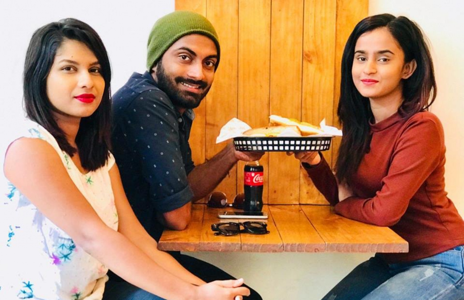 ޖުމަލް "ގޮށްރާޅު" ގެ ބަތަލާއިންތަކަކާ އެކު.