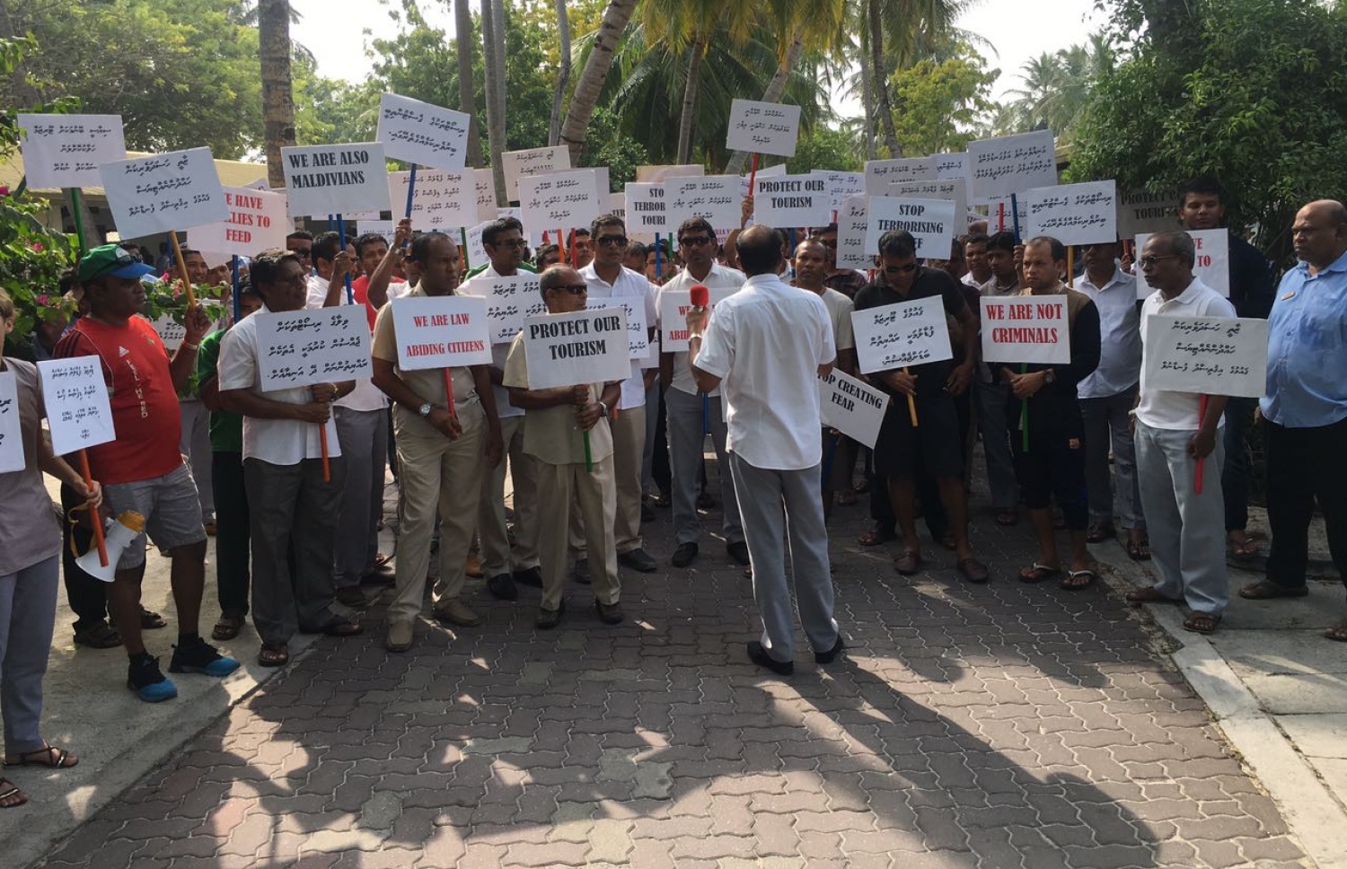 ސަން އައިލެންޑުގައި މުޒާހަރާ ކުރަނީ. --ފޮޓޯ: ހުސެއިން ވަހީދު/މިހާރު