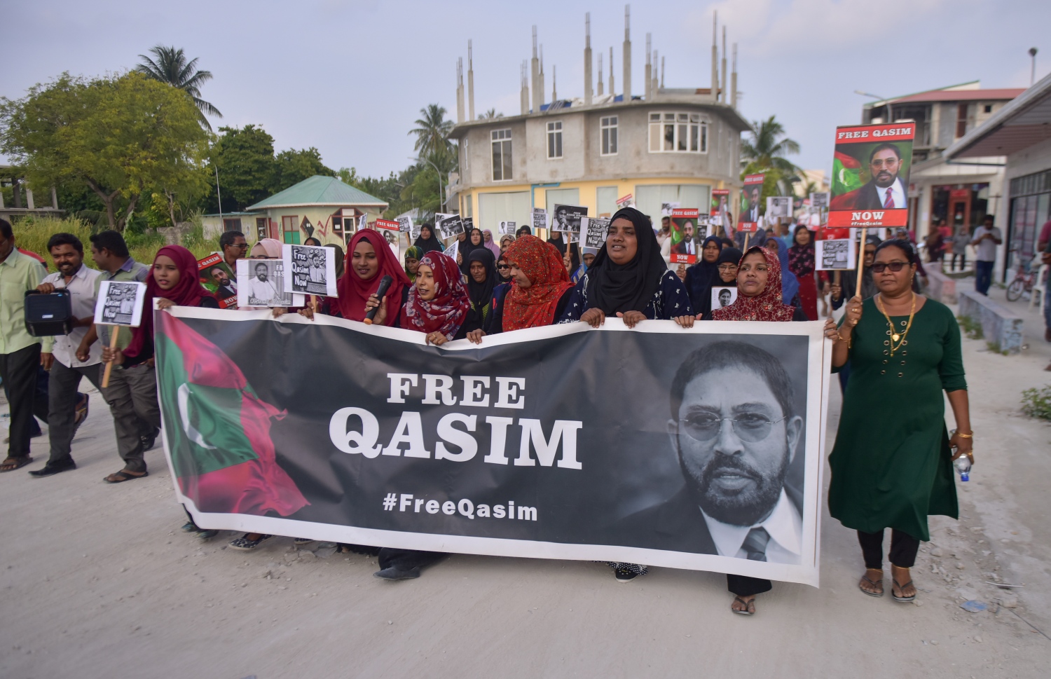 ގާސިމްގެ ވިޔަފާރި ބަނގުރޫޓުކޮށްލުމަށް ސަރުކާރުން ކުރާ މަސައްކަތް ހުއްޓާލުމަށް ގޮވާލާ މާމިގިލީގައި ކުރިން ބޭއްވި މުޒާހަރާއެއް. -ފޮޓޯ: މިހާރު/ ހުސެއިން ވަހީދު