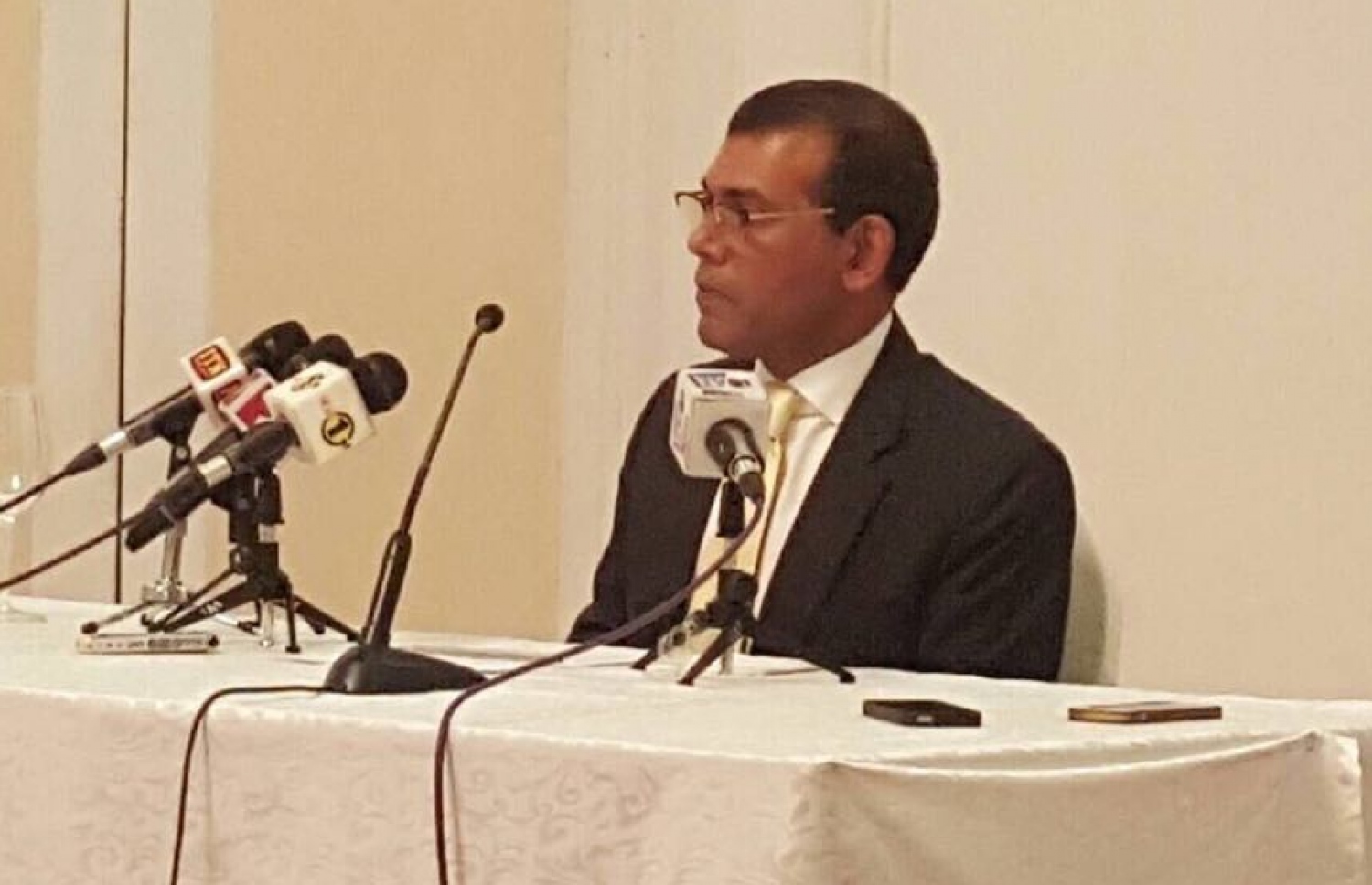 ނަޝީދު ސްރީ ލަންކާގައި ނޫސްވެރިންނާ ވާހަކަ ދައްކަވަނީ.---ފޮޓޯ/ސޯޝަލްމީޑިއާ