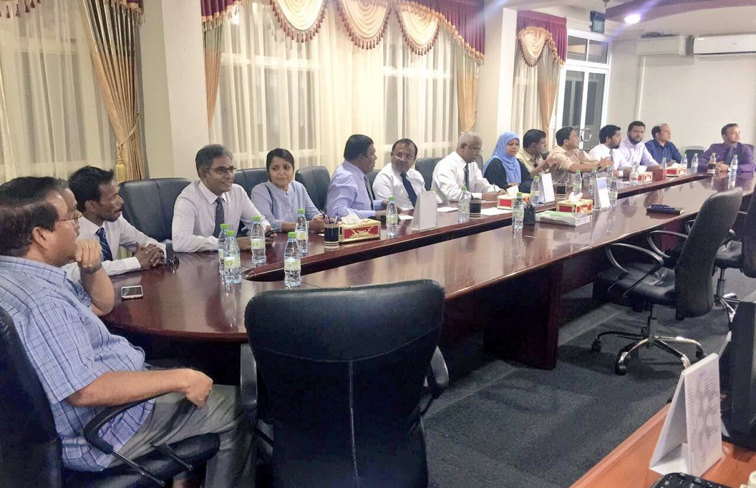 އިދިކޮޅު ފަރާތްތަކުގެ ބައްދަލުވުމެއް ކުރިއަށް ގެންދަނީ.: ގިނަ ލީޑަރުން ތިބީ ހައްޔަރުގައި --ފޮޓޯ: ސޯޝަލް މީޑިއާ