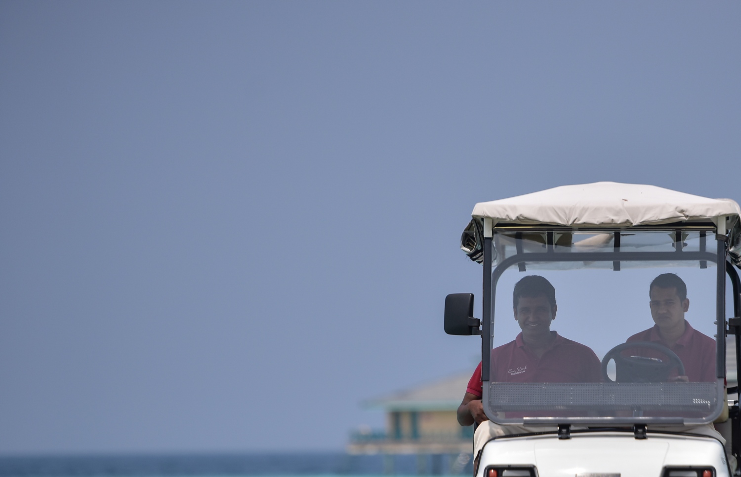 ރިސޯޓެއްގެ ފާލަންމަތީގައި ބަގީއެއް ދުއްވަނީ: ގިނަ ރިސޯޓްތައް މިހާރު ހުރީ ފަޅަށް