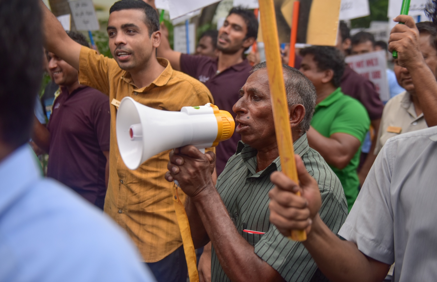 މުޒާހަރާގައި ބައިވެރިވާ މީހަކު ތާޅަފިއްޔެއް ހިފައިގެން މިއަދު އަޑު އުފުލަނީ. ---ފޮޓޯ: ހުސެއިން ވަހީދު/ މިހާރު