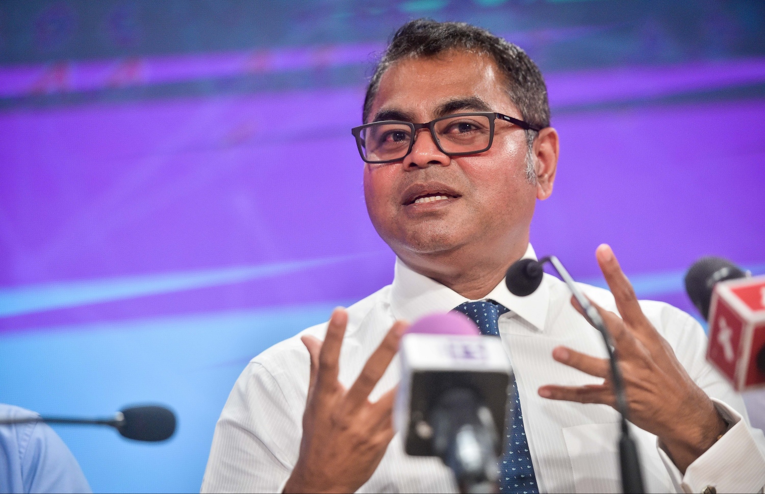 މާލެއާއި އަތޮޅުތަކުގައި ކަރަންޓާއި ފެނުގެ އަގު އެއްވަރަކަށް ނެގުމަށް ނިންމުމާ ގުޅިގެން އެނާޖީ މިނިސްޓަރު މިއަދު ނޫސްވެރިންނާ ވާހަކަދައްކަވަނީ. ފޮޓޯ: ނިޝާން އަލީ /މިހާރު