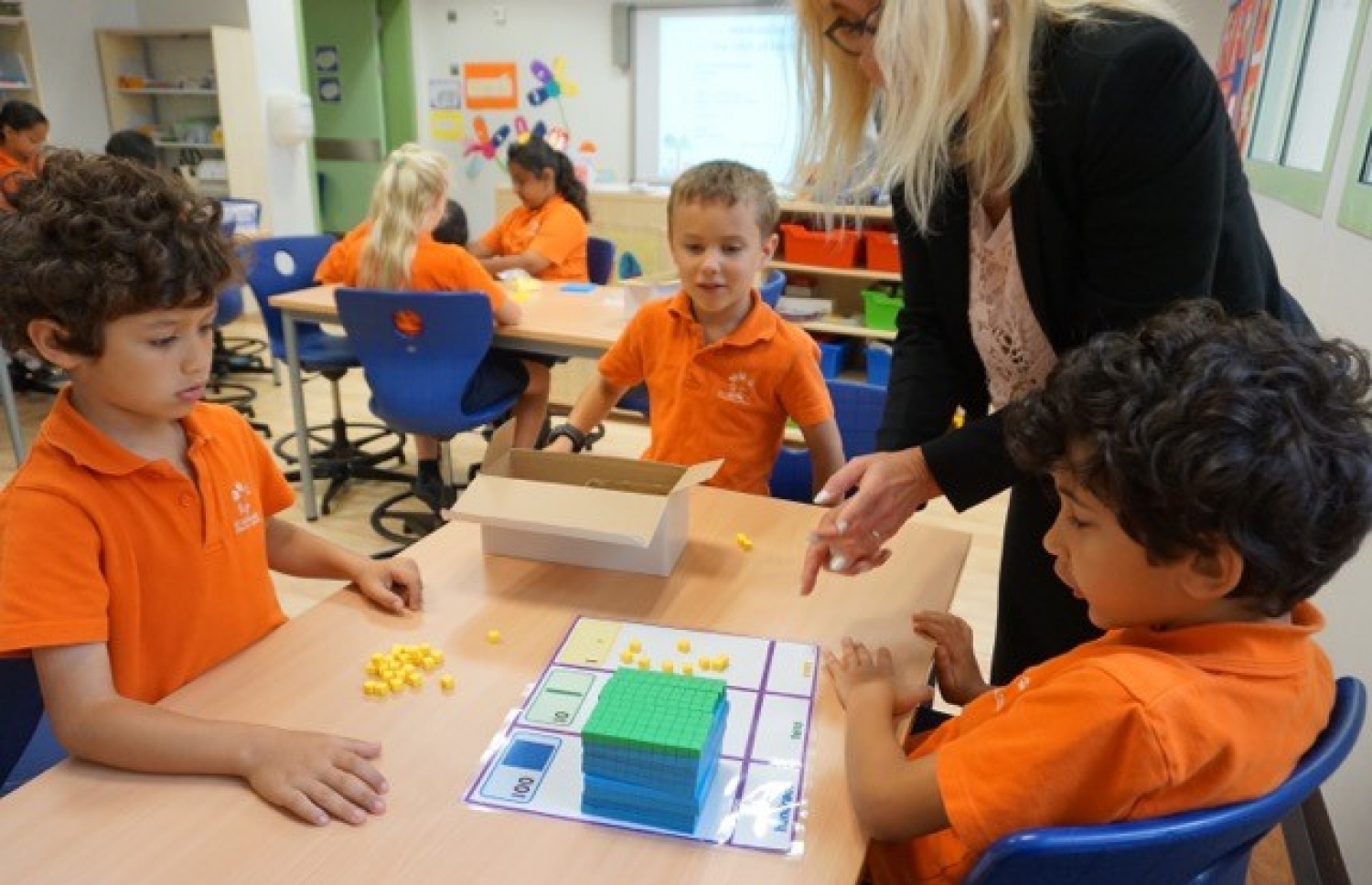 ގަތަރުގައި ހިންގަމުން އަންނަ ފިންލޭންޑް އިންޓަނޭޝަނަލް ސްކޫލްގެ ކުލާހެއް.