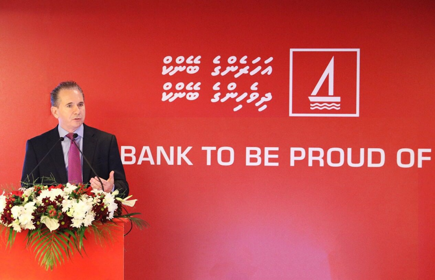 ނޫސްވެރިންނާއެކު ބޭއްވި ބައްދަލުވުމެއްގައި ބޭންކް އޮފް މޯލްޑިވްސްގެ ސީއީއޯ އެންޑްރޫ ހިލީވާހަކަ ދައްކަވަނީ.-- ފޮޓޯ: ބީއެމްއެލް