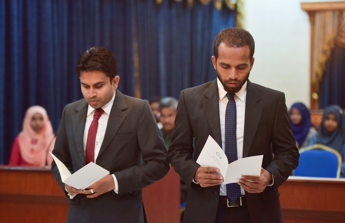 މާލެ: ޖެނުއަރީ 25، 2018- ކްރިމިނަލް ކޯޓަށް އަލަށް އައްޔަން ކުރެއްވި ދެ ފަނޑިޔާރުން ކަމަށްވާ ކަމަށްވާ ސ. ފޭދޫ މެޖިސްޓްރޭޓް ކޯޓުގެ މެޖިސްޓްރޭޓް ކަމުގެ މަގާމުގައި ހުންނެވި ހުސެއިން ޝަހީދާއި (ވ) ސ. ހިތަދޫ އޯޝަން ލީޑް އަހުމަދު ހައިލަމް (ކ) މަގާމުގެ ހުވާ ކުރައްވަނީ.---ފޮޓޯ: ހުސައިން ވަހީދު/މިހާރު