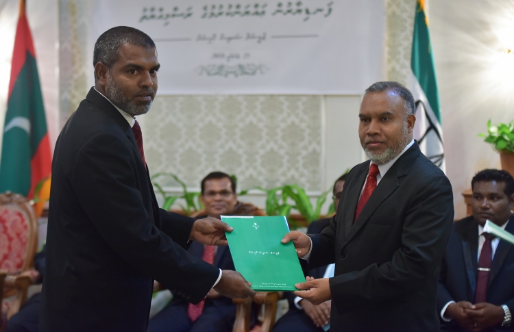 ތިން ކޯޓެއްގެ ފަނޑިޔާރު ކަމަށް ކުރިމަތިލާން ހުޅުވާލައިފި