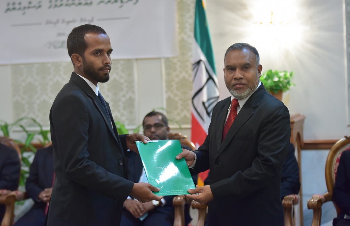 މާލެ: ޖެނުއަރީ 25، 2018- ކްރިމިނަލް ކޯޓަށް އަލަށް އައްޔަން ކުރެއްވި ފަނޑިޔާރު އަހުމަދު ހައިލަމްއާ ޖޭއެސްސީގެ ރައީސް އަބްދުﷲ އަރީފް މަގާމުގެ ލިޔުން ހަވާލު ކުރައްވަނީ.---ފޮޓޯ: ހުސައިން ވަހީދު/މިހާރު