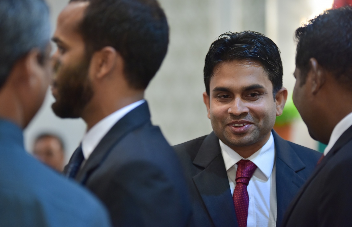 މާލެ: ޖެނުއަރީ 25، 2018- ހައި ކޯޓަށާއި ކްރިމިނަލް ކޯޓަށް އަލަށް އައްޔަން ކުރެއްވި ފަނޑިޔާރުން މަގާމުގެ ހުވާ ކުރެއްވުމުގެ ރަސްމިއްޔާތުގައި، ކްރިމިނަލް ކޯޓަށް އައްޔަން ކުރެއްވި ދެ ފަނޑިޔާރުންގެ ތެރެއިން ހުސެއިން ޝަހީދު ބައެއް ބޭފުޅުންނާ ސަލާމް ކުރައްވަނީ.---ފޮޓޯ: ހުސައިން ވަހީދު/މިހާރު