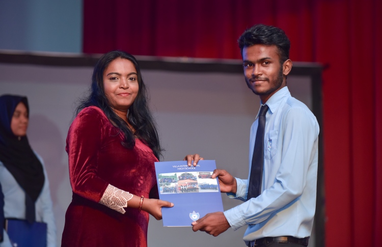 ވިލާ ހައި ސްކޫލުން 293 ދަރިވަރުން ގްރެޖުއޭޓްވެއްޖެ