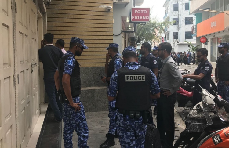 ޑްރަގު މައްސަލައެއްގައި މީހަކު ހޯދަން ފާރިސްގެ ގެއަށް