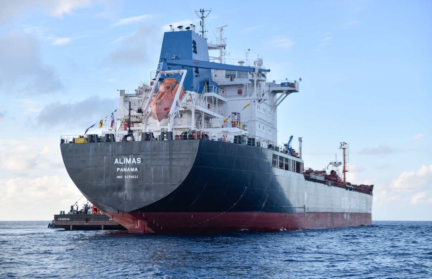 އެސްޓީއޯގެ އެމްޓީ އަލިމަސް ޓޭންކަރު: މި ޓޭންކަރަކީ އެންމެ ޒަމާނީ ވަސީލަތްތައް ހިމެނޭ ބޮޑު ޓޭންކަރެއް. ފޮޓޯ: ހުސެއިން ވަހީދު /މިހާރު