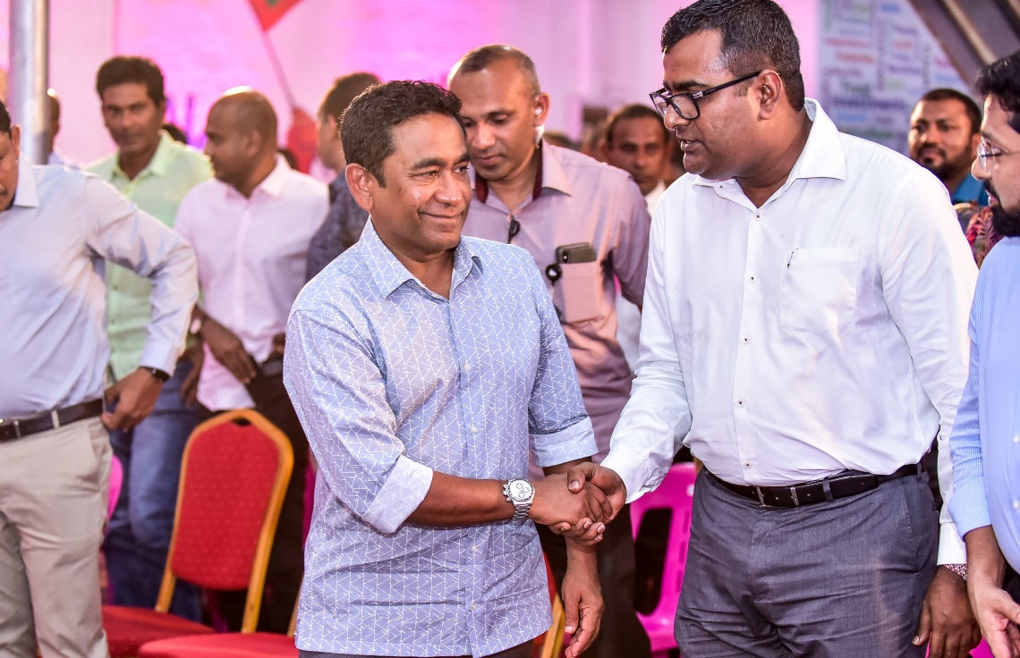 މާލެ: ޖެނުއަރީ 29، 2018- ޕީޕީއެމުން ބޭއްވި ޖަލްސާގައި ރައީސް ޔާމީން، އެ ޕާޓީގެ ކޯލިޝަން ޕާޓްނަރު ޑީއާރުޕީގެ ލީޑަރު މުހައްމަދު ނަޝީދު (ކާނަލް) އާ ސަލާމް ކުރައްވަނީ.---ފޮޓޯ: ނިޝާން އަލީ/މިހާރު