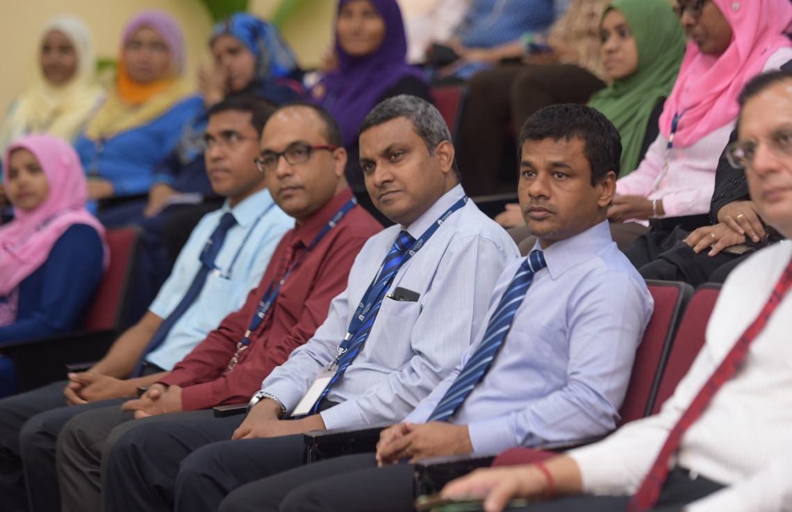 މާލެ: ފެބްރުއަރީ 1، 2018- ދިވެހި ގައުމީ ޔުނިވަސިޓީގެ ނާސިން ސްކޫލް ހުޅުވުމަށް ފެކަލްޓީ އޮފް ހެލްތް ސައިންސަސް ގައި ބޭއްވި ހަފްލާގައި ހެލްތު މިނިސްޓަރު ނާޒިމް (ކ)، އެ ޔުނިވަސިޓީގެ ވައިސް ޗާންސެލަރު ޑރ. ފަވާޒް އަދި ޔުނިވަސިޓީގެ ބައެއް އިސްވެރިން ބައިވެރިވެވަޑައިގަންނަވަނީ.---ފޮޓޯ: ހުސެއިން ވަހީދު/މިހާރު