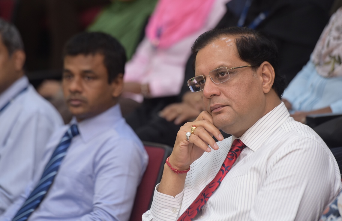 މާލެ: ފެބްރުއަރީ 1، 2018- މޯލްޑިވްސް ނެޝަނަލް ޔުނިވަސިޓީގެ ނާސިން ސްކޫލް ހުޅުވުމުގެ ރަސްމިއްޔާތުގައި ރާއްޖޭގައި ހުންނަވާ، ޑަބްލިޔުއެޗްއޯގެ މަންދޫބު ޑރ. އަރްވިންދް މާތޫރު ބައިވެރިވެވަޑައިގަންނަވަނީ.---ފޮޓޯ: ހުސެއިން ވަހީދު/މިހާރު