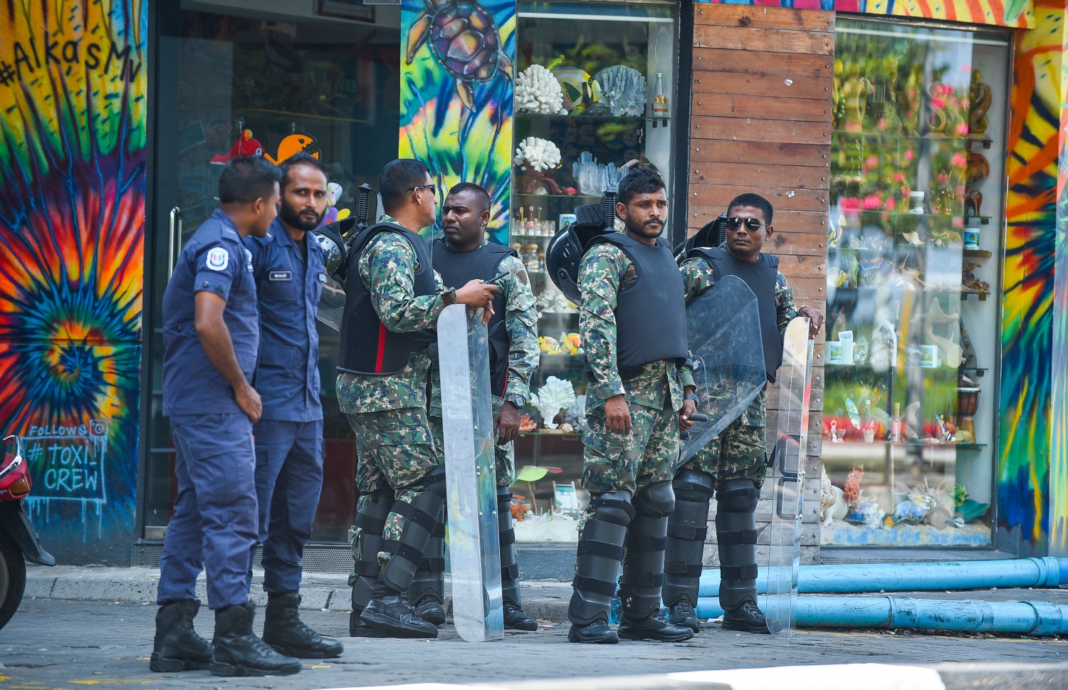 މިއަދުގެ ހުކުރު ވަގުތު، ޖުމްހޫރީ މައިދާން ހިމެނޭ ސަރަހައްދުގެ ސަލާމަތީ ކަންކަން ސިފައިންނާއި ފުލުހުން ބަލަހައްޓަނީ.---ފޮޓޯ: ނިޝާން އަލީ/މިހާރު