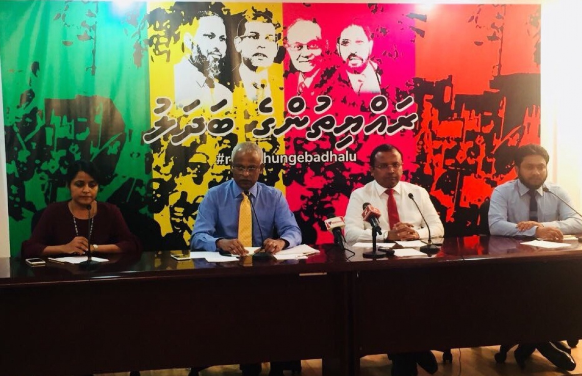 ކުނޫޒުގައި ބޭއްވި ނޫސްވެރިންގެ ބައްދަލުވުމެއްގައި އިދިކޮޅު ޕާޓީތަކުގެ އިސް ބޭފުޅުން ވާހަކަ ދައްކަވަނީ. --ފޮޓޯ/މިހާރު