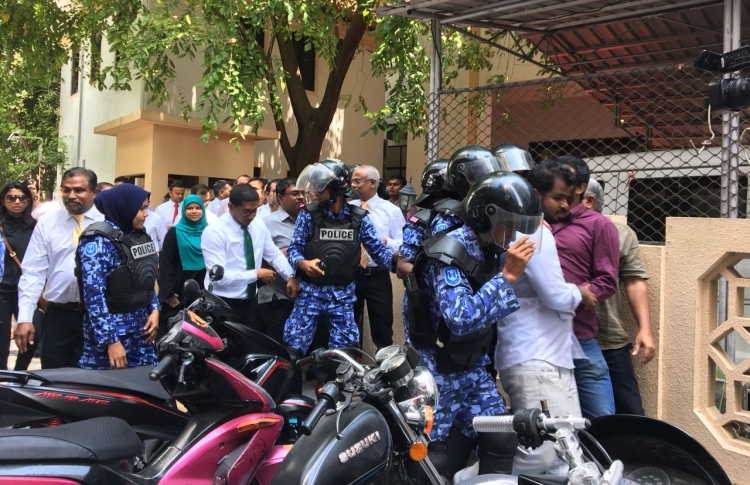 މެމްބަރުންގެ ޝަރީއަތް އަލުން ފަށައި ކޯޓަށް ހާޒިރުކުރަނީ