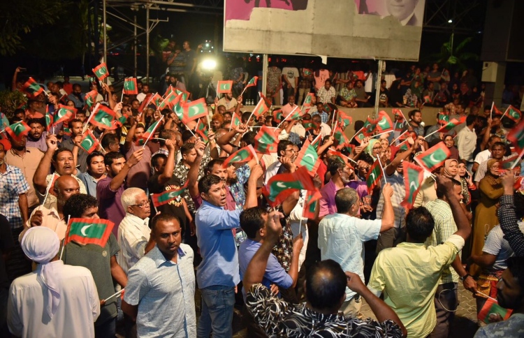 މުޒާހަރާއެއްގައި ބައިވެރިވެގެން ވަކިކުރުމުން ބަދަލު ދެނީ