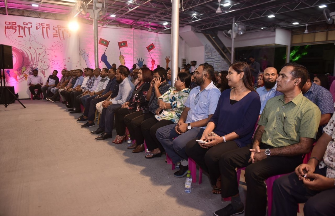 މާލެ: ފެބްރުއަރީ 4، 2018: ވެރިކަން ކުރާ ޕާޓީ، ޕީޕީއެމުން "ރުމާލު 2" ޖަގަހައިގައި ކުރިއަށް ގެންދާ ޖަލްސާގައި ސަރުކާރުގެ ވަޒީރުންނާއި ސަރުކާރަށް ތާއީދުކުރާ ފަރާތްތަކުން ބައިވެރިވަނީ.-- ފޮޓޯ: ހުސެން ވަހީދު /މިހާރު