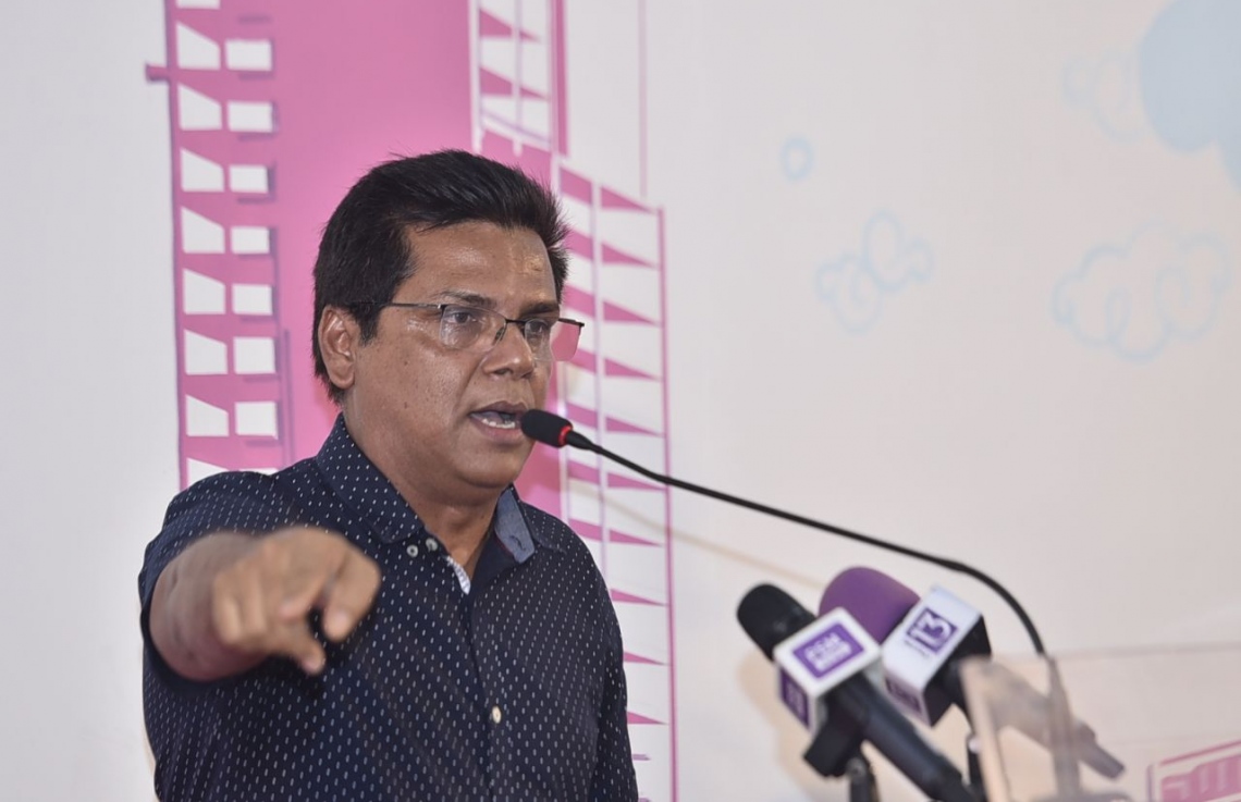 މާލެ: ފެބްރުއަރީ 4، 2018: ވެރިކަން ކުރާ ޕާޓީ، ޕީޕީއެމުން "ރުމާލު 2" ޖަގަހައިގައި ކުރިއަށް ގެންދާ ޖަލްސާގައި ހުޅުހެންވޭރު ދާއިރާގެ މެމްބަރު ރީކޯ މޫސާ  ވާހަކަ ދައްކަވަނީ.-- ފޮޓޯ: ހުސެން ވަހީދު /މިހާރު