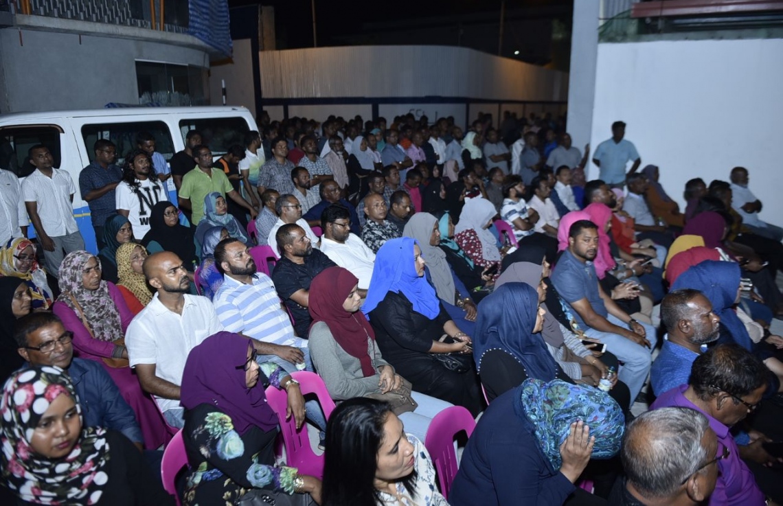 މާލެ: ފެބްރުއަރީ 4، 2018: ވެރިކަން ކުރާ ޕާޓީ، ޕީޕީއެމުން "ރުމާލު 2" ޖަގަހައިގައި ކުރިއަށް ގެންދާ ޖަލްސާގައި ސަރުކާރަށް ތާއީދުކުރާ ފަރާތްތަކުން ބައިވެރިވަނީ.-- ފޮޓޯ: ހުސެން ވަހީދު /މިހާރު