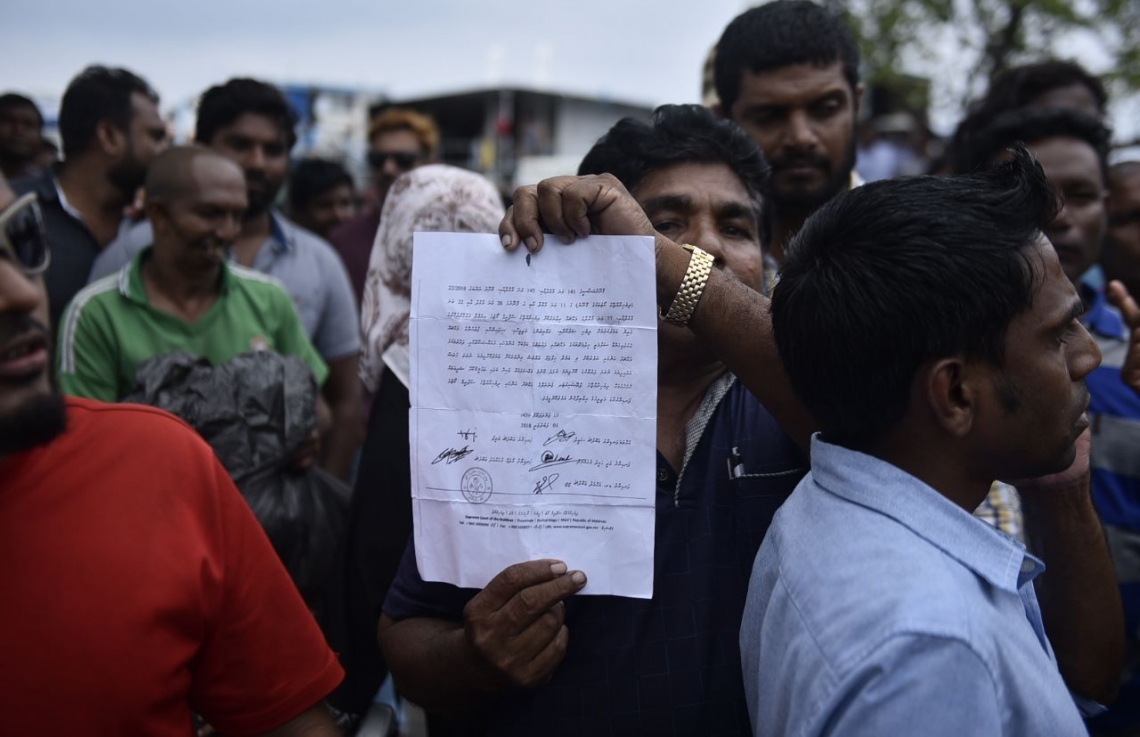 މާލެ: ފެބްރުއަރީ 5، 2018: ރާއްޖެ ވަޑައިގެންތަނުން ހައްޔަރުކުރި، މައްޗަންގޮޅި ދެކުނު ދާއިރާގެ މެމްބަރު އަބްދުﷲ ސިނާން އަދި ދަނގެތި ދާއިރާގެ މެމްބަރު އިލްހާމް އަހުމަދު ކްރިމިނަލް ކޯޓަށް ހާޒިރު ކުރުމުން، އެސަރަހައްދުގައި އިދިކޮޅު ފަރާތްތަކުން އެއްވެ އަޑުއުފުލަނީ.-- ފޮޓޯ: ހުސެން ވަހީދު /މިހާރު