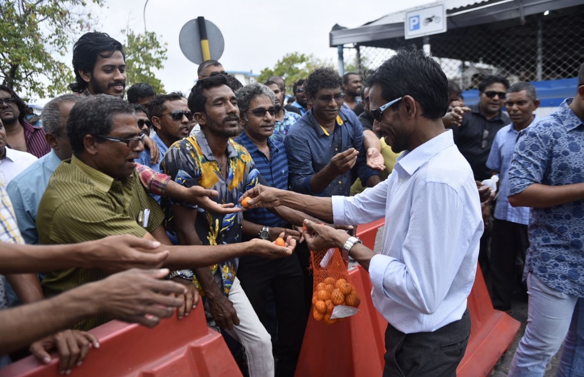 މާލެ: ފެބްރުއަރީ 5، 2018: ރާއްޖެ ވަޑައިގެންތަނުން ހައްޔަރުކުރި، މައްޗަންގޮޅި ދެކުނު ދާއިރާގެ މެމްބަރު އަބްދުﷲ ސިނާން އަދި ދަނގެތި ދާއިރާގެ މެމްބަރު އިލްހާމް އަހުމަދު ކްރިމިނަލް ކޯޓަށް ހާޒިރު ކުރުމުން، އެސަރަހައްދުގައި އެއްވެ ތިބި އިދިކޮޅު ފަރާތްތަކަށް އިހަވަންދޫ ދާއިރާގެ މެމްބަރު މުހައްމަދު އަބަދުﷲ ކަދުރު ބައްސަވަނީ.-- ފޮޓޯ: ހުސެން ވަހީދު /މިހާރު