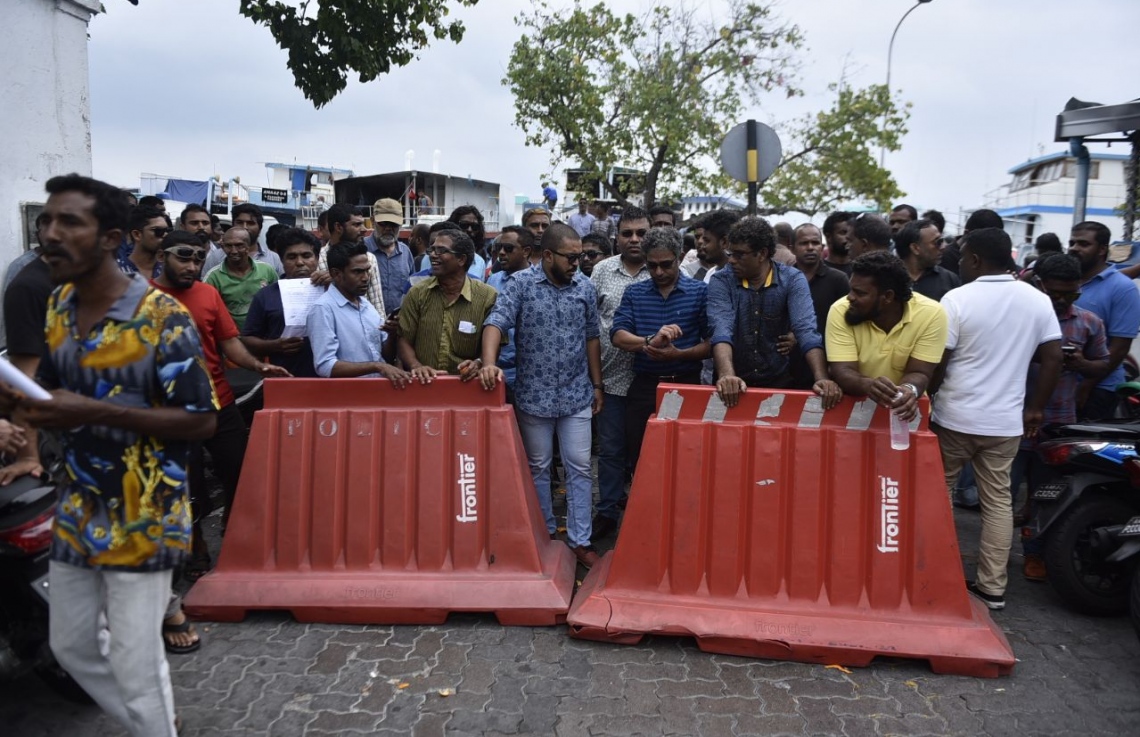 މާލެ: ފެބްރުއަރީ 5، 2018: ރާއްޖެ ވަޑައިގެންތަނުން ހައްޔަރުކުރި، މައްޗަންގޮޅި ދެކުނު ދާއިރާގެ މެމްބަރު އަބްދުﷲ ސިނާން ކްރިމިނަލް ކޯޓުން ދޫކޮށްލުމުން އެސަރަހައްދުގައި އެއްވެ ތިބި މީހުން އުފާފާޅުކުރަނީ.-- ފޮޓޯ: ހުސެން ވަހީދު /މިހާރު