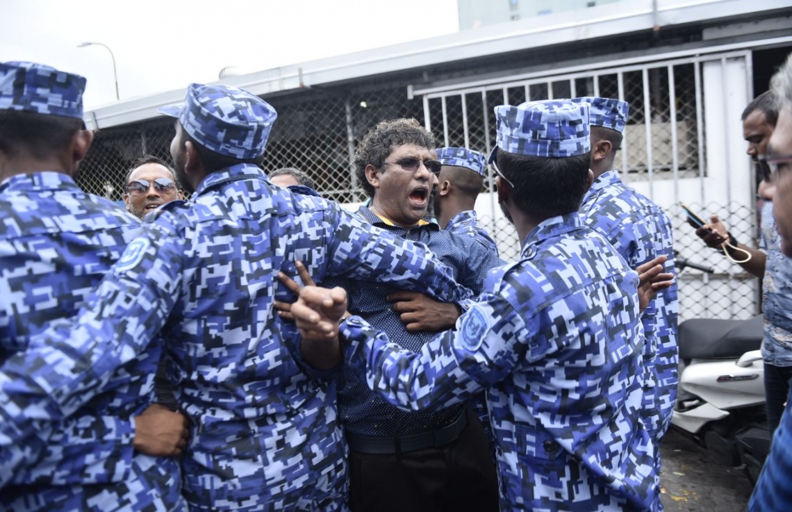 މާލެ: ފެބްރުއަރީ 5، 2018: ރާއްޖެ ވަޑައިގެންތަނުން ހައްޔަރުކުރި، މައްޗަންގޮޅި ދެކުނު ދާއިރާގެ މެމްބަރު އަބްދުﷲ ސިނާން އަދި ދަނގެތި ދާއިރާގެ މެމްބަރު އިލްހާމް އަހުމަދު ކްރިމިނަލް ކޯޓަށް ހާޒިރު ކުރުމުން، އެސަރަހައްދުގައި ފުލުހުން ހަރަކާތްތެރިވަނީ.-- ފޮޓޯ: ހުސެން ވަހީދު /މިހާރު