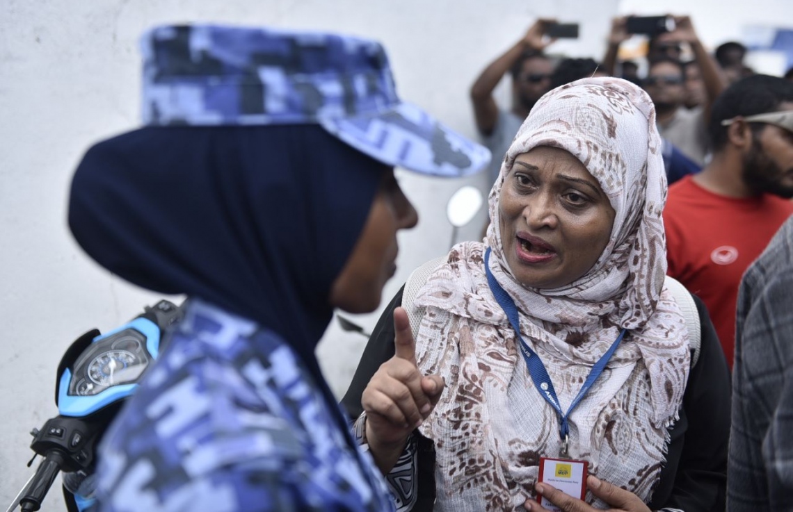 މާލެ: ފެބްރުއަރީ 5، 2018: ރާއްޖެ ވަޑައިގެންތަނުން ހައްޔަރުކުރި، މައްޗަންގޮޅި ދެކުނު ދާއިރާގެ މެމްބަރު އަބްދުﷲ ސިނާން އަދި ދަނގެތި ދާއިރާގެ މެމްބަރު އިލްހާމް އަހުމަދު ކްރިމިނަލް ކޯޓަށް ހާޒިރު ކުރުމުން، އެސަރަހައްދުގައި ފުލުހުން ހަރަކާތްތެރިވަނީ.-- ފޮޓޯ: ހުސެން ވަހީދު /މިހާރު