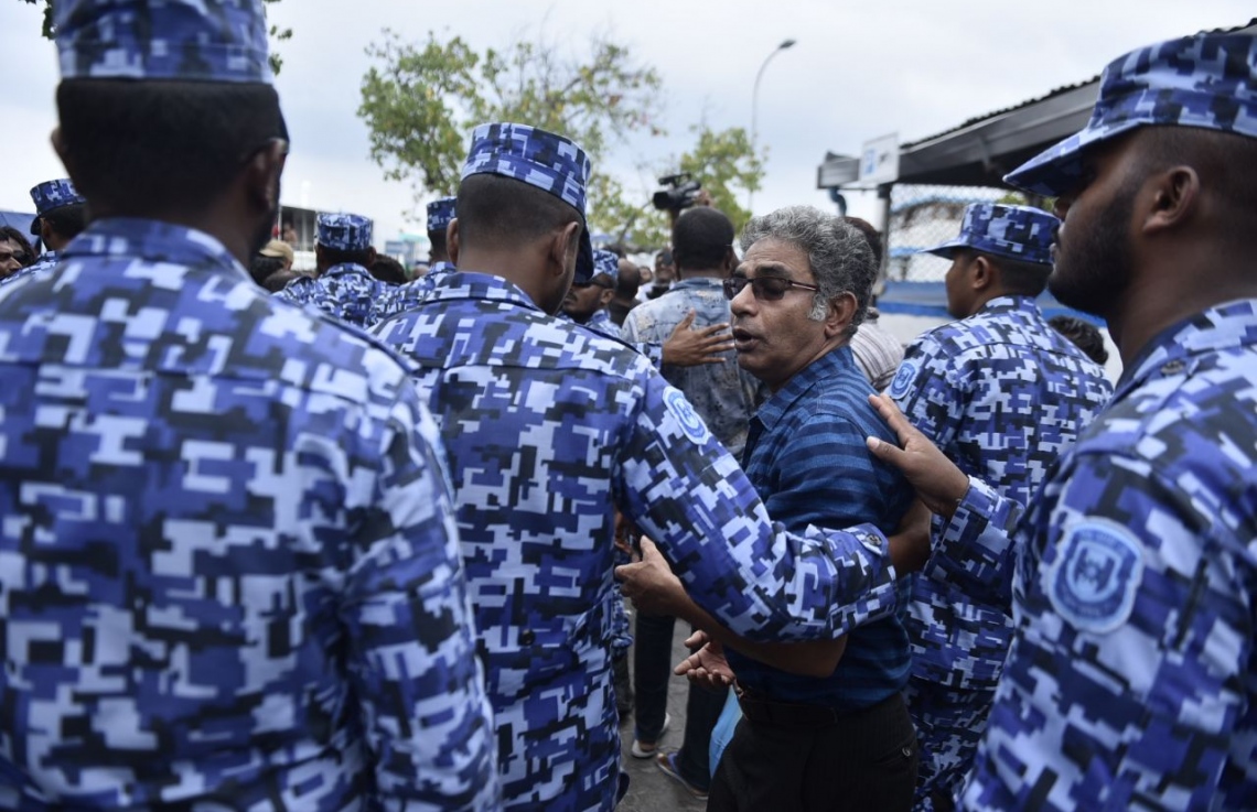 މާލެ: ފެބްރުއަރީ 5، 2018: ރާއްޖެ ވަޑައިގެންތަނުން ހައްޔަރުކުރި، މައްޗަންގޮޅި ދެކުނު ދާއިރާގެ މެމްބަރު އަބްދުﷲ ސިނާން އަދި ދަނގެތި ދާއިރާގެ މެމްބަރު އިލްހާމް އަހުމަދު ކްރިމިނަލް ކޯޓަށް ހާޒިރު ކުރުމުން، އެސަރަހައްދުގައި ފުލުހުން ހަރަކާތްތެރިވަނީ.-- ފޮޓޯ: ހުސެން ވަހީދު /މިހާރު