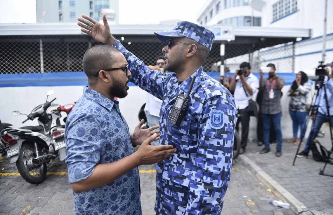 މާލެ: ފެބްރުއަރީ 5، 2018: ރާއްޖެ ވަޑައިގެންތަނުން ހައްޔަރުކުރި، މައްޗަންގޮޅި ދެކުނު ދާއިރާގެ މެމްބަރު އަބްދުﷲ ސިނާން އަދި ދަނގެތި ދާއިރާގެ މެމްބަރު އިލްހާމް އަހުމަދު ކްރިމިނަލް ކޯޓަށް ހާޒިރު ކުރުމުން، އެސަރަހައްދުގައި ފުލުހުން ހަރަކާތްތެރިވަނީ.-- ފޮޓޯ: ހުސެން ވަހީދު /މިހާރު