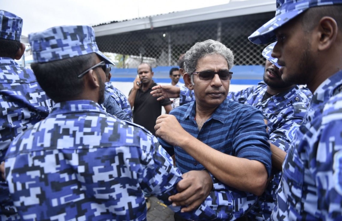 މާލެ: ފެބްރުއަރީ 5، 2018: ރާއްޖެ ވަޑައިގެންތަނުން ހައްޔަރުކުރި، މައްޗަންގޮޅި ދެކުނު ދާއިރާގެ މެމްބަރު އަބްދުﷲ ސިނާން އަދި ދަނގެތި ދާއިރާގެ މެމްބަރު އިލްހާމް އަހުމަދު ކްރިމިނަލް ކޯޓަށް ހާޒިރު ކުރުމުން، އެސްރަހައްދުގައި ފުލުހުން ހަރަކާތްތެރިވނީ.-- ފޮޓޯ: ހުސެން ވަހީދު /މިހާރު