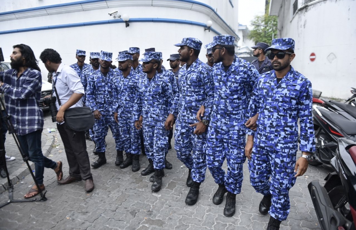 މާލެ: ފެބްރުއަރީ 5، 2018: ރާއްޖެ ވަޑައިގެންތަނުން ހައްޔަރުކުރި، މައްޗަންގޮޅި ދެކުނު ދާއިރާގެ މެމްބަރު އަބްދުﷲ ސިނާން އަދި ދަނގެތި ދާއިރާގެ މެމްބަރު އިލްހާމް އަހުމަދު ކްރިމިނަލް ކޯޓަށް ހާޒިރު ކުރުމުން، އެސްރަހައްދުގައި ފުލުހުން ހަރަކާތްތެރިވނީ.-- ފޮޓޯ: ހުސެން ވަހީދު /މިހާރު