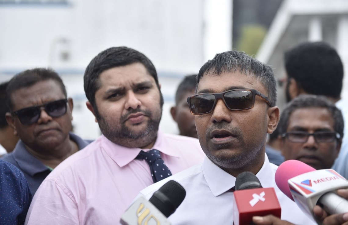 މާލެ: ފެބްރުއަރީ 5، 2018: ރާއްޖެ ވަޑައިގެންތަނުން ހައްޔަރުކުރި، ދަނގެތި ދާއިރާގެ މެމްބަރު އިލްހާމް އަހުމަދު ކްރިމިނަލް ކޯޓުން ދޫކޮށްލުމުން، ނޫސްވެރިންނާ ވާހަކަ ދައްކަވަނީ.-- ފޮޓޯ: ހުސެން ވަހީދު /މިހާރު