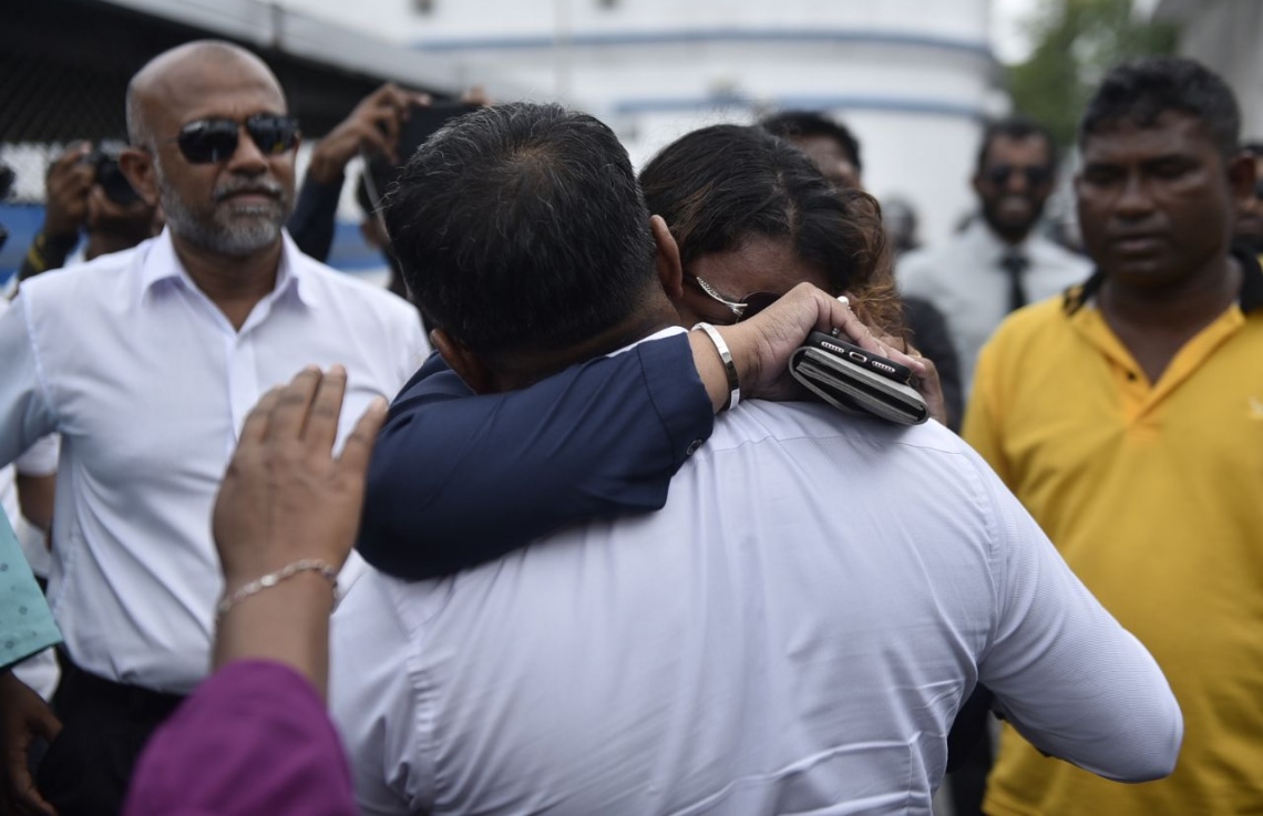 މާލެ: ފެބްރުއަރީ 5، 2018: ރާއްޖެ ވަޑައިގެންތަނުން ހައްޔަރުކުރި، ދަނގެތި ދާއިރާގެ މެމްބަރު އިލްހާމް އަހުމަދު ކްރިމިނަލް ކޯޓުން ދޫކޮށްލުމުން އެބޭފުޅާގެ އަންހެނުން ބައްދާލައްވަނީ.-- ފޮޓޯ: ހުސެން ވަހީދު /މިހާރު