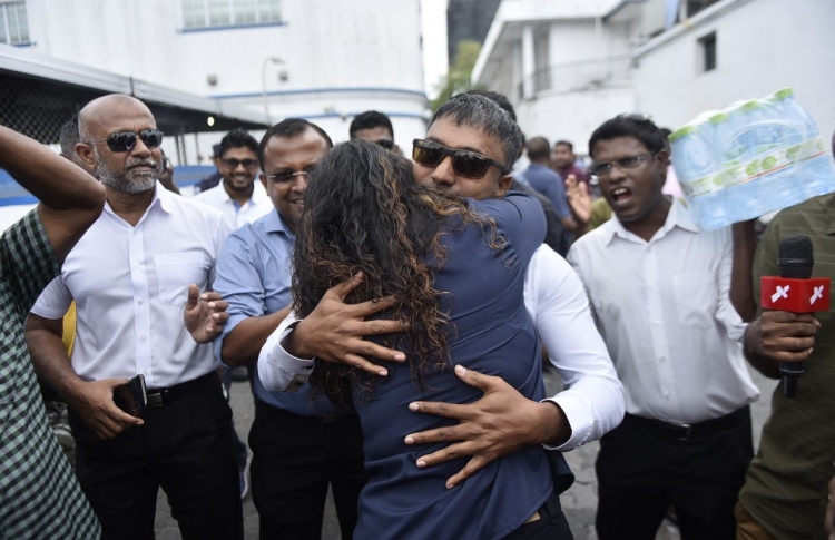 މެމްބަރު އިލްހާމްގެ އަނބިކަނބަލުން ދޫކޮށްލައިފި