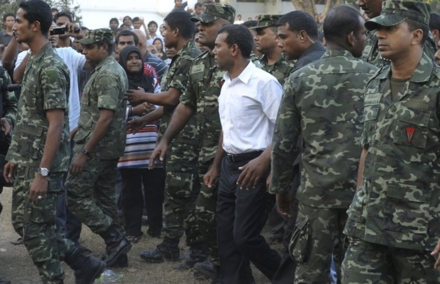 ފެބްރުއަރީ ހަތެއްގައި ޖުމްހޫރީ މައިދާނަށް އެއްވެ ތިބި ފުލުހުންނާ ބައްދަލުކުރައްވަން އޭރުގެ ރައީސް ނަޝީދު ވަޑައިގަންނަވަނީ. ފައިލް ފޮޓޯ