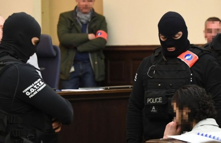 ޕެރިހުގައި ހަމަލާ ދިން މީހާ ފަނޑިޔާރަށް ޖަވާބު ދޭން ދެކޮޅު