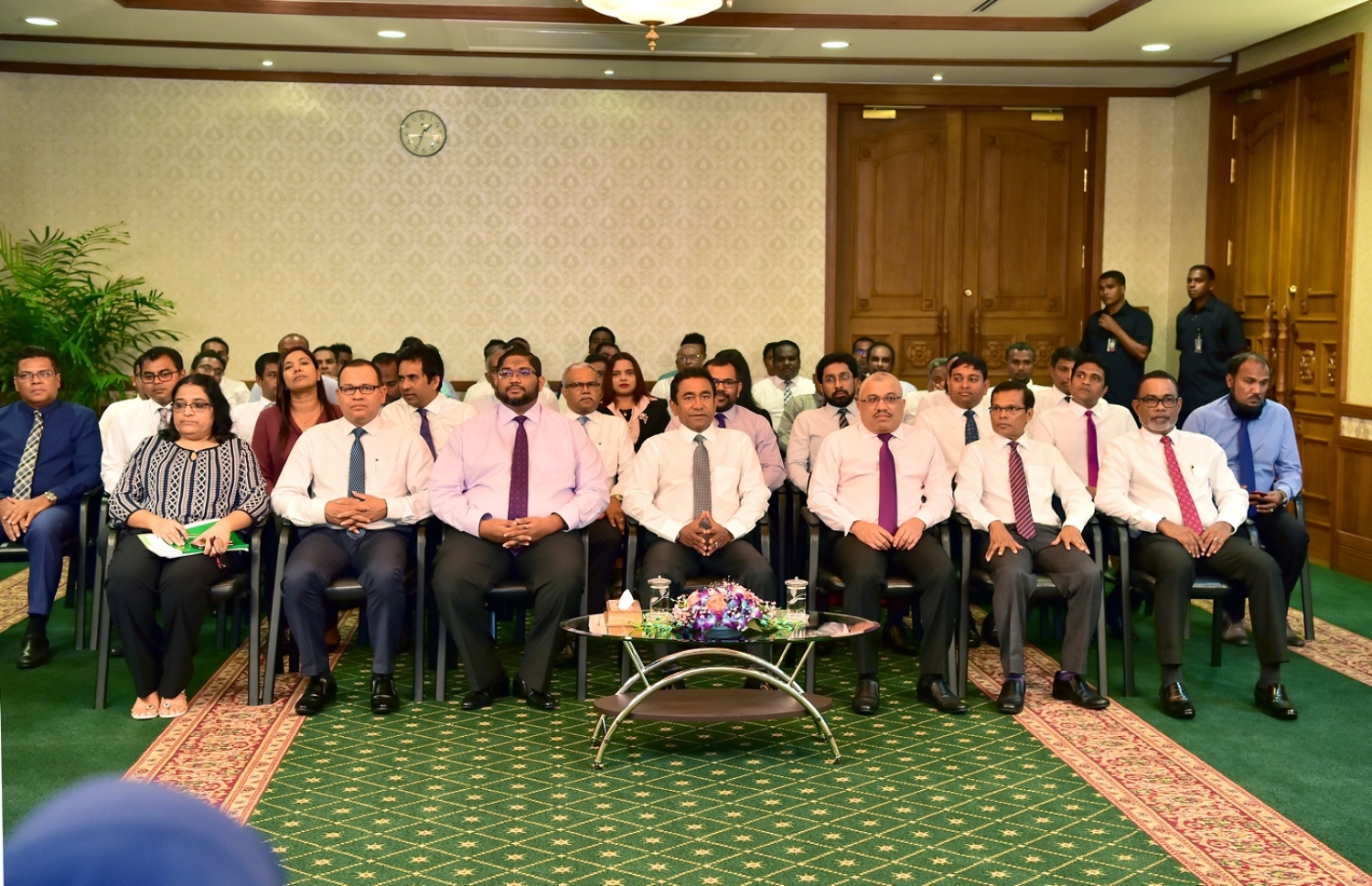 ކުއްލި ނުރައްކަލުގެ ހާލަތު އިއުލާންކުރައްވައި، ރައީސް ޔާމީން ގައުމާ މުހާތަބު ކުރައްވަން ބޭއްވި ހަފުލާގައި ވަޒީރުންނާއި ސަރުކާރުގެ އިސް ވެރިން ބައިވެރިވެ ވަޑައިގަންނަވަނީ.-- ފޮޓޯ: ރައީސް އޮފީސް