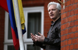 (FILES) This file photo taken on May 19, 2017 shows Wikileaks founder Julian Assange speaking on the balcony of the Embassy of Ecuador in London.
A British court is to decide February 6, 2018, whether to lift a UK arrest warrant for Julian Assange, potentially paving the way for the WikiLeaks founder to leave the Ecuadorian embassy in London where he has spent the last five years. / AFP PHOTO / Daniel LEAL-OLIVAS
